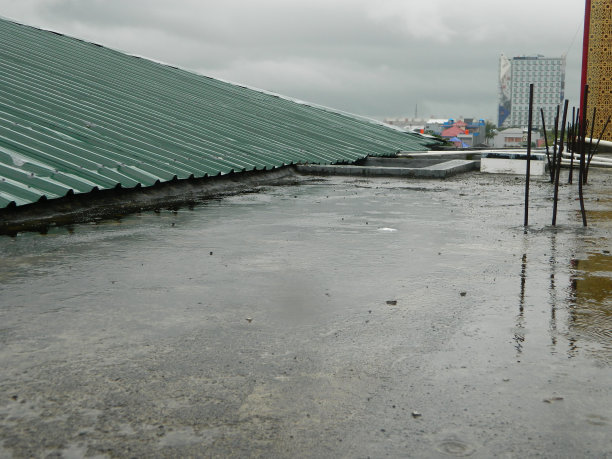 雨水从管道和顶层地板流出的照片图片下载