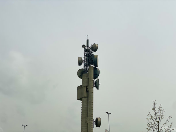 4G和5G蜂窝通信塔。宏基站。多云天空背景下的5G无线网络电信设备，带有无线电模块和智能天线图片下载