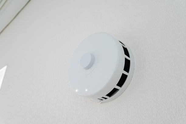 白色烟雾探测器，挂在墙上，混合木材，金属，圆形设计图片下载
