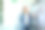 商务女性站在现代办公室的大屏幕电视旁边，正在做演示。库存图片图片下载