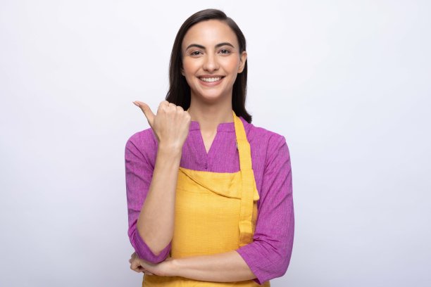 年轻女厨师的肖像穿着黄色围裙孤立白色背景股票照片图片下载