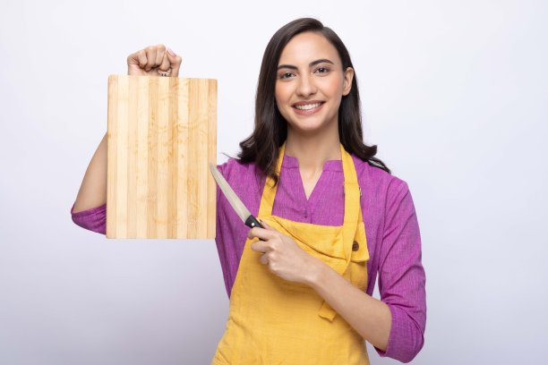 印度女厨师的肖像穿着围裙孤立的白色背景股票照片图片下载