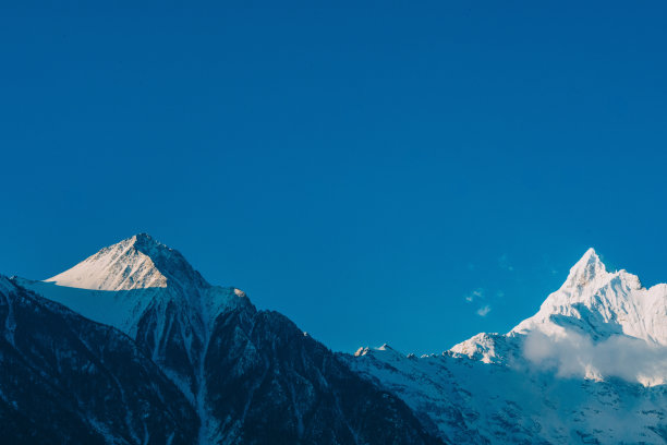 春天的卡瓦加博山图片下载