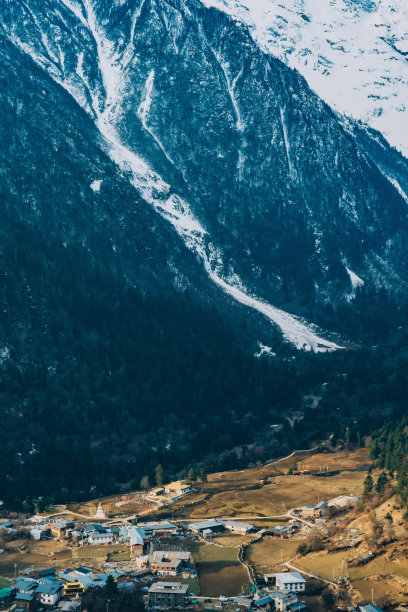 春天的卡瓦加博山图片下载