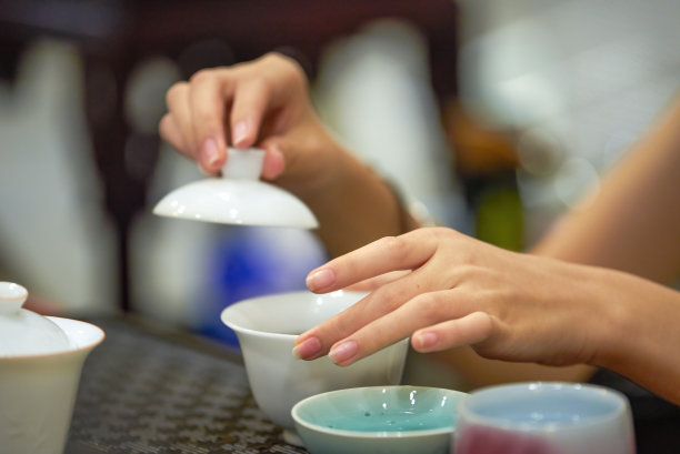 一位侍茶师正在为顾客泡茶图片下载