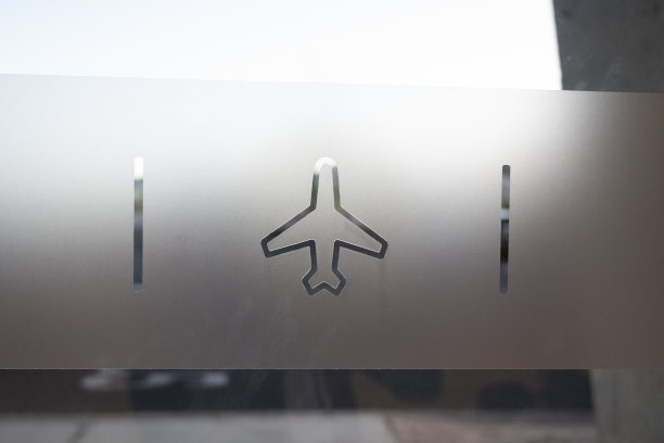 窗户上有一架飞机图片下载