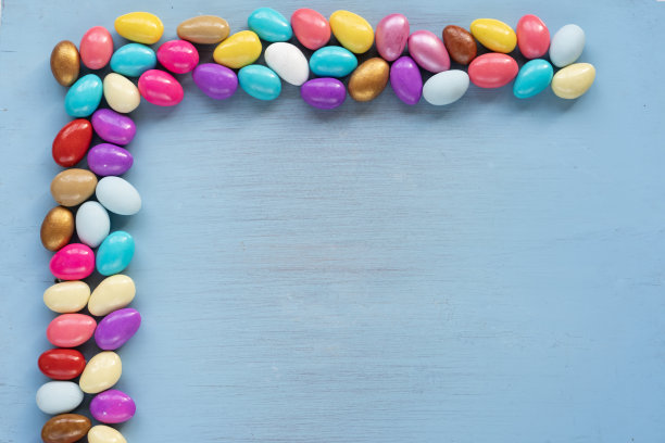 蓝色背景下的彩色糖果和巧克力照片，Ramadan Kareem概念照片，Üsküdar伊斯坦布尔，土耳其(土耳其)图片下载