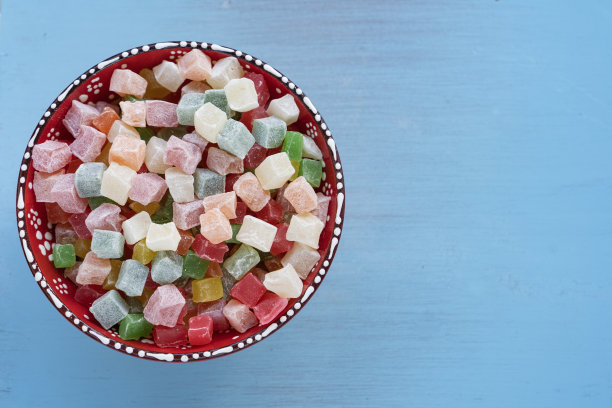 蓝色背景下的彩色糖果和巧克力照片，Ramadan Kareem概念照片，Üsküdar伊斯坦布尔，土耳其(土耳其)图片下载