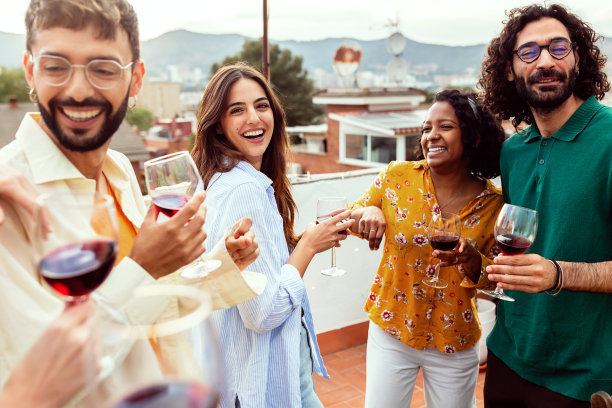 一群年轻人在屋顶夏季派对上一起跳舞图片下载