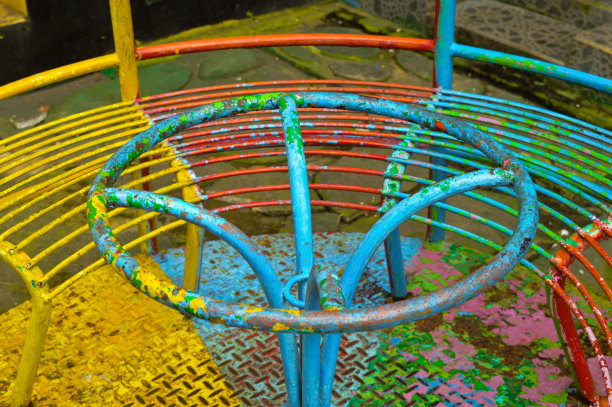 旋转木马公园或幼儿园提供给孩子们玩的玩具或旋转木马图片下载