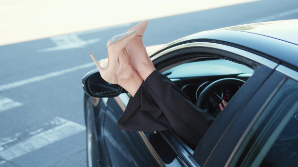 顺便说一下，车窗边有个穿鞋的女人。慢动作图片下载