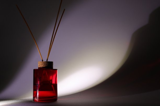 非常引人注目的图片香棒在美丽的红色液体。负空间。图片下载