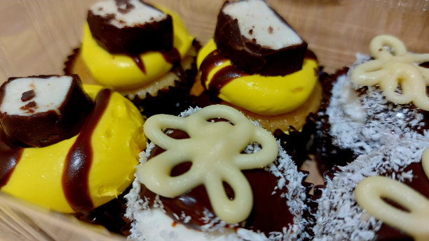 巧克力曲奇配黄奶油和椰子。特写甜蜜照片图片下载
