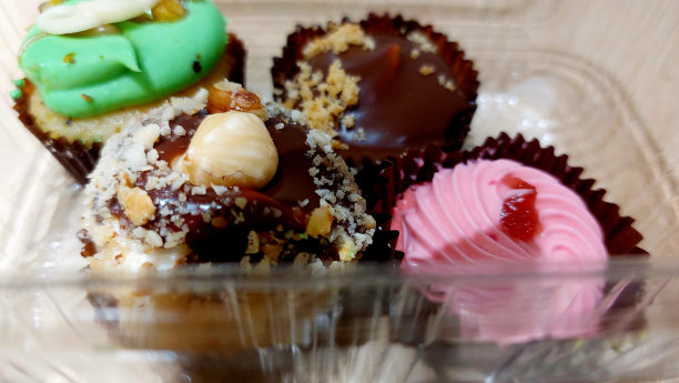 巧克力曲奇配粉红草莓奶油和杏仁。特写甜蜜照片图片下载