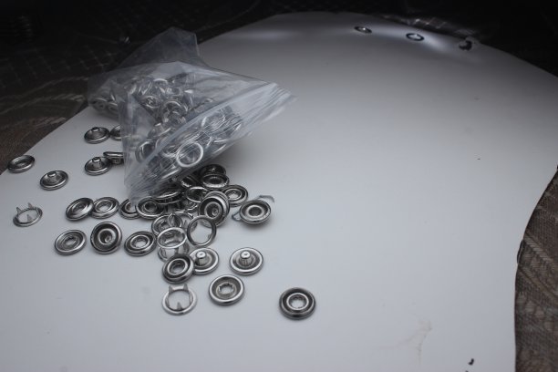 收集制作金属钮扣的珠子原料图片下载