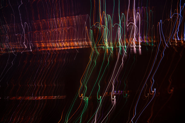 黑色背景上的多色条纹，出现了许多数字图片下载