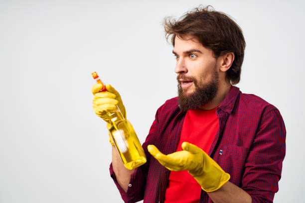 大胡子男子洗涤剂橡胶手套渲染服务裁剪视图专业图片下载