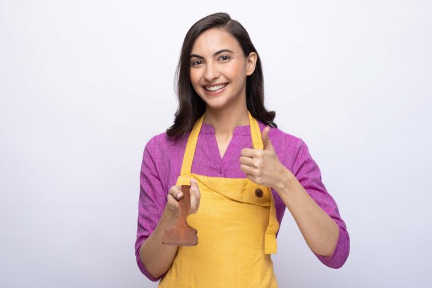 年轻女厨师的肖像穿着黄色围裙孤立白色背景股票照片图片下载