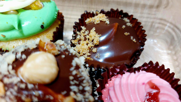 巧克力曲奇配粉红草莓奶油和杏仁。特写甜蜜照片图片下载