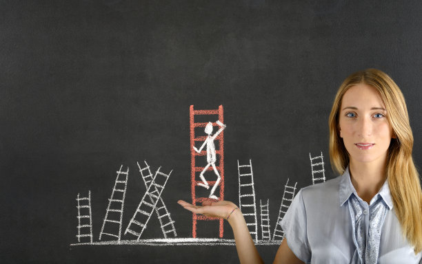 画着简笔画的年轻女子爬上了通往成功的阶梯图片下载