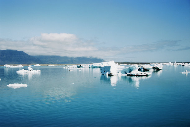 冰岛蓝色冰川湖中的冰山。老照片风格的粒状胶片图片下载