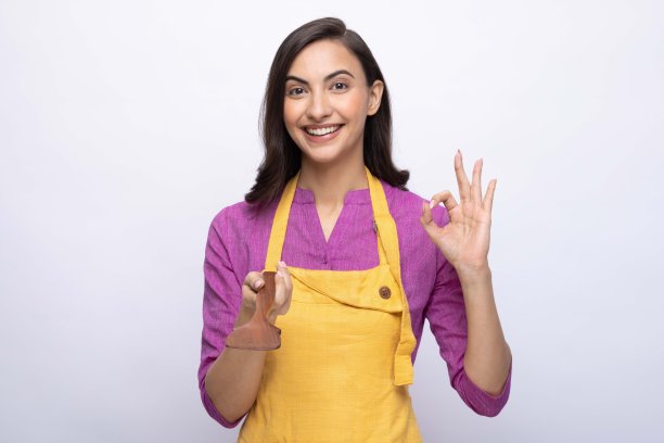 年轻女厨师的肖像穿着黄色围裙孤立白色背景股票照片图片下载