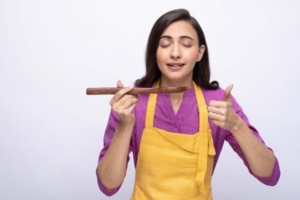 年轻女厨师的肖像穿着黄色围裙孤立白色背景股票照片图片下载