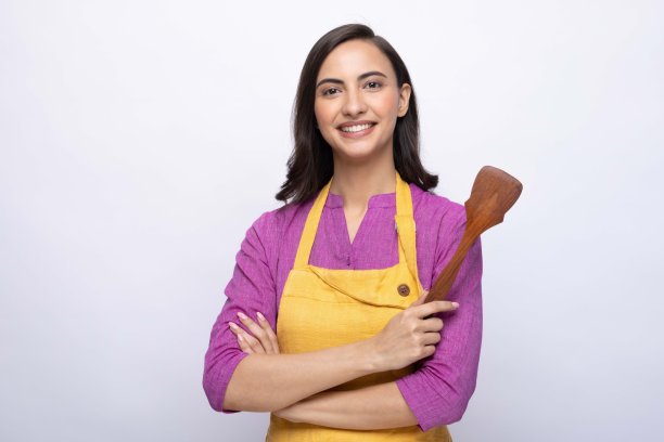 年轻女厨师的肖像穿着黄色围裙孤立白色背景股票照片图片下载