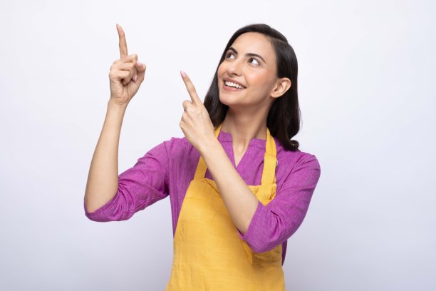 年轻女厨师的肖像穿着黄色围裙孤立白色背景股票照片图片下载