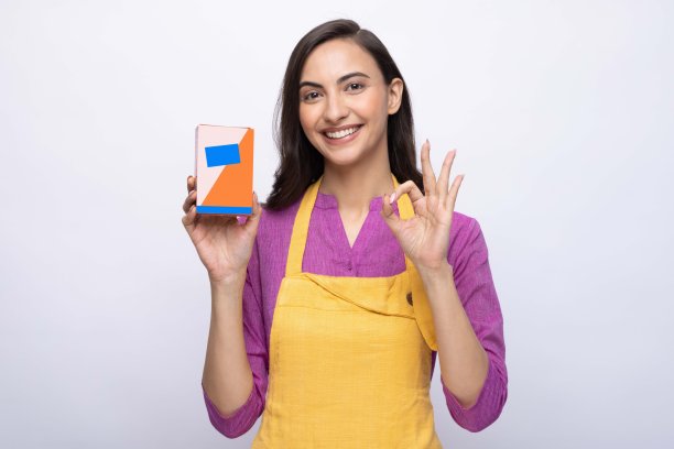 年轻女厨师的肖像穿着黄色围裙孤立白色背景股票照片图片下载