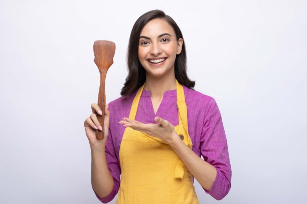 年轻女厨师的肖像穿着黄色围裙孤立白色背景股票照片图片下载