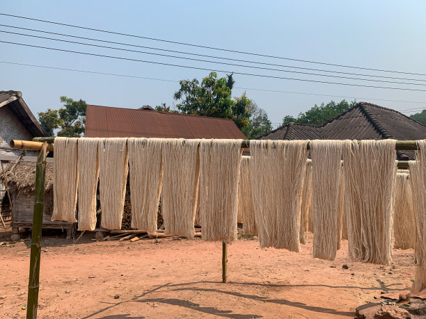 在室外晒白纱图片下载