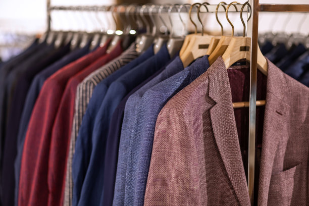 衣架上的豪华绅士西装近照图片下载