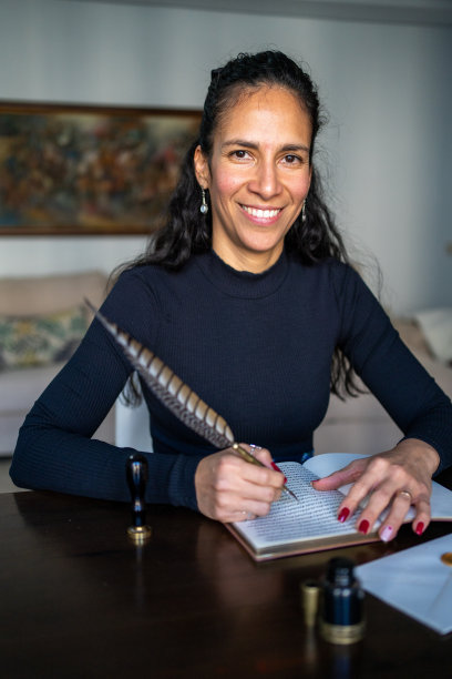 一位拉丁美女优雅地创作书法图片下载