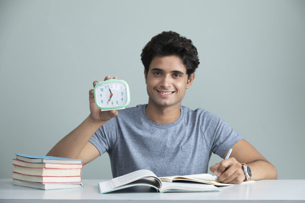 快乐学生在学习时展示表钟。图片下载