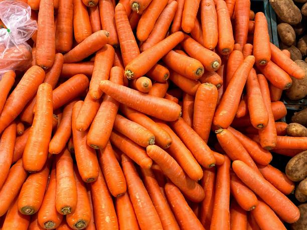 商店里一堆胡萝卜和土豆的照片。图片下载