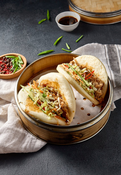 美味的包馍里塞满了猪肉和新鲜蔬菜，这张照片是在深色背景下拍摄的图片下载