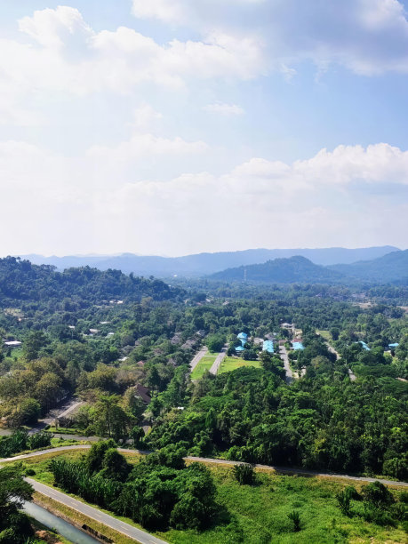 一条河流穿过城市的风景照片。图片下载
