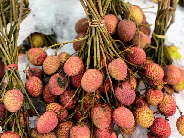 一张桌子上一串荔枝水果的照片。图片下载