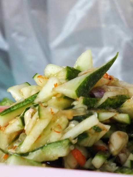 一碗食物的照片，里面放着一把叉子。图片下载