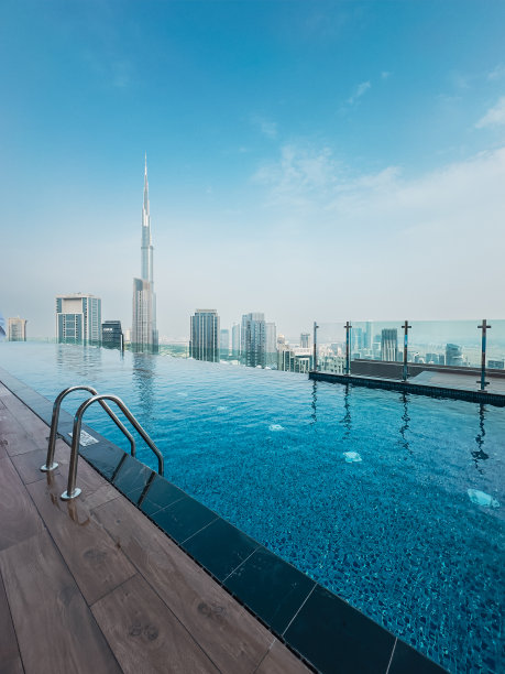 哈利法塔的照片，前景是游泳池。图片下载