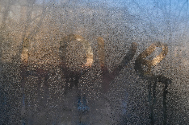 爱情写在湿玻璃上。图片下载