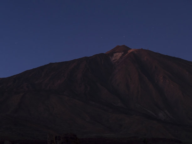 泰德国家公园Pico del Teide火山的长曝光夜间照片，蓝天上的星星。西班牙加那利群岛的特内里费岛图片下载