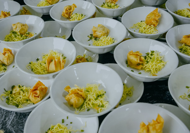 Bakwan Malang或Bakso Malang，来自印尼东爪哇玛琅的传统食物。肉丸汤配面条、豆腐和煎饺。图片下载