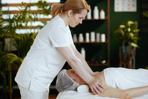 按摩师在水疗沙龙按摩客户的肩膀图片下载