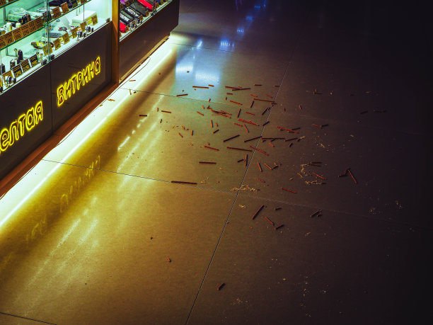 在被黄色霓虹灯照亮的购物中心，散落在柜台旁的铅笔图片下载