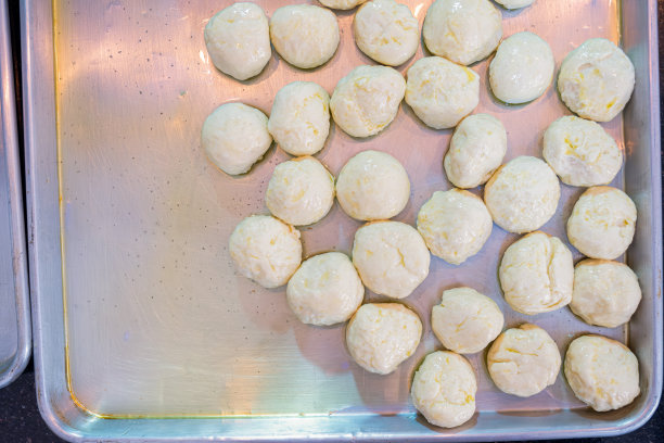 金属托盘上的面团球和橄榄油图片下载