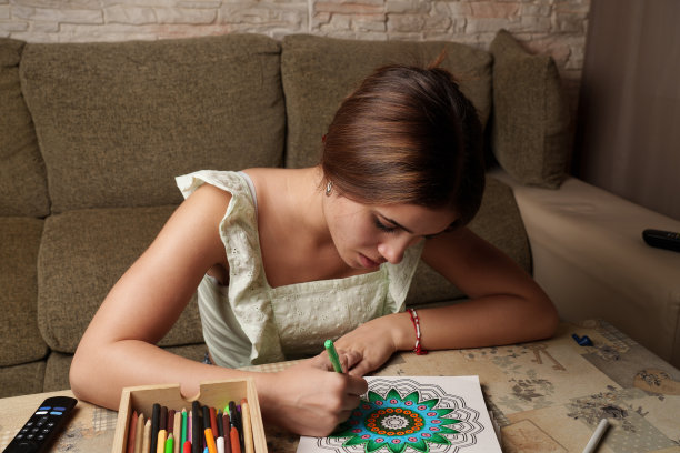 少女在模板上作画图片下载