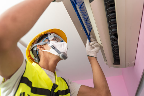 一名亚洲男性工人为家中安装的空调提供清洁服务。图片下载