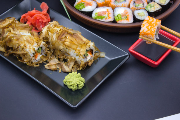 寿司配腌姜和鲣鱼片图片下载